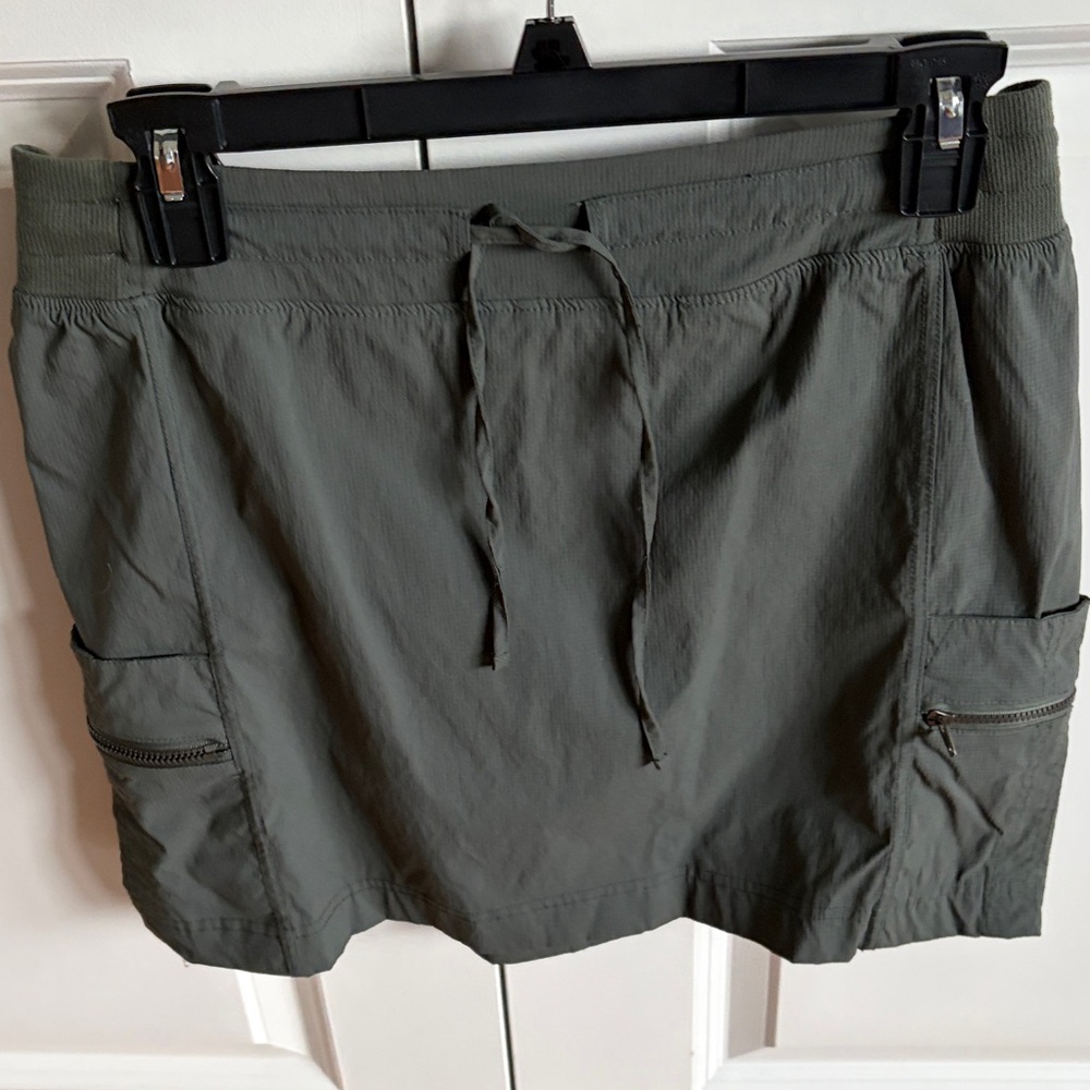 Te Verde Dark Green Mini skirt w shorts under